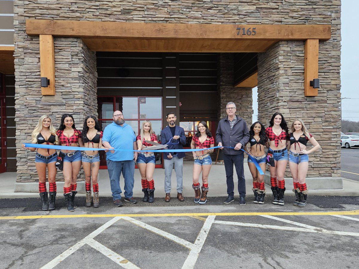 ywchamber's tweet photo. Another day, another ribbon-cutting with Twin Peaks and the #BigBlueScissors! 🏔️✂️

Twin Peaks is so much more than your typical sports bar. Their lodge welcomes every guest with World Series walk-offs and barrel-aged whiskey.

📍 7165 Tiffany Boulevard in Boardman! https://t.co/kkjpgQzFg1