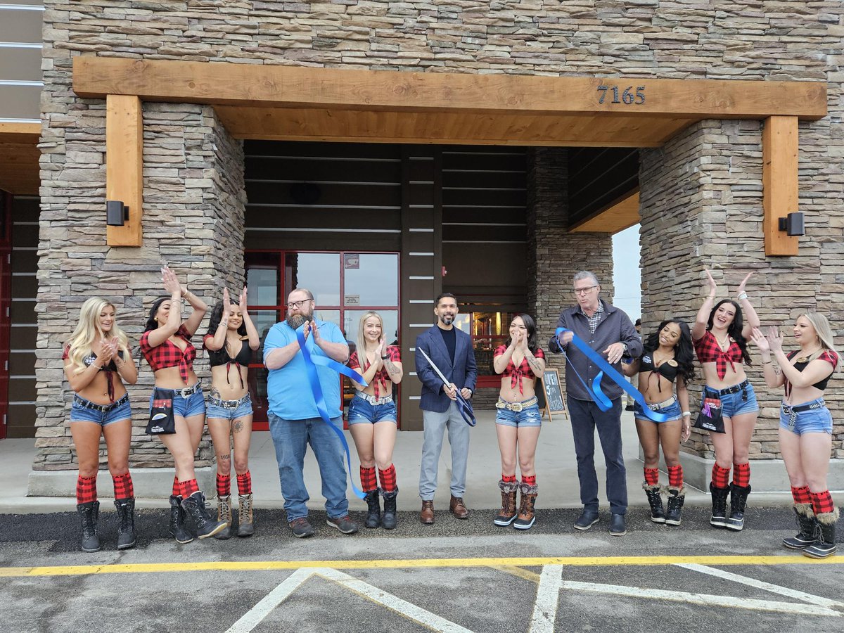 ywchamber's tweet photo. Another day, another ribbon-cutting with Twin Peaks and the #BigBlueScissors! 🏔️✂️

Twin Peaks is so much more than your typical sports bar. Their lodge welcomes every guest with World Series walk-offs and barrel-aged whiskey.

📍 7165 Tiffany Boulevard in Boardman! https://t.co/kkjpgQzFg1
