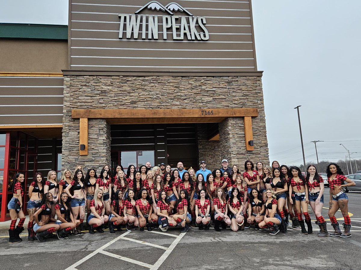 ywchamber's tweet photo. Another day, another ribbon-cutting with Twin Peaks and the #BigBlueScissors! 🏔️✂️

Twin Peaks is so much more than your typical sports bar. Their lodge welcomes every guest with World Series walk-offs and barrel-aged whiskey.

📍 7165 Tiffany Boulevard in Boardman! https://t.co/kkjpgQzFg1