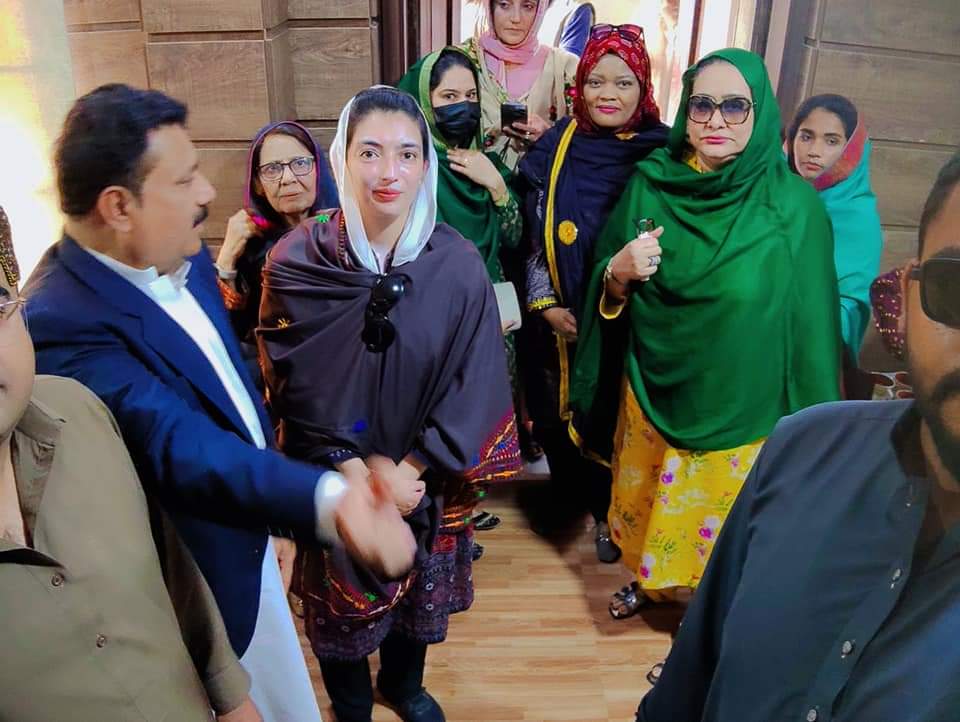 shshmir's tweet photo. Its an honour & privilege for me being with Daughter of East #Shaheed mohtrama #BenazirBhutto Bibi @AseefaBZ
Along with Api @shaguftajumani Adi @tanzilabari24 Dr #Khalda mandro ❤️ https://t.co/eb1PkCzmuf