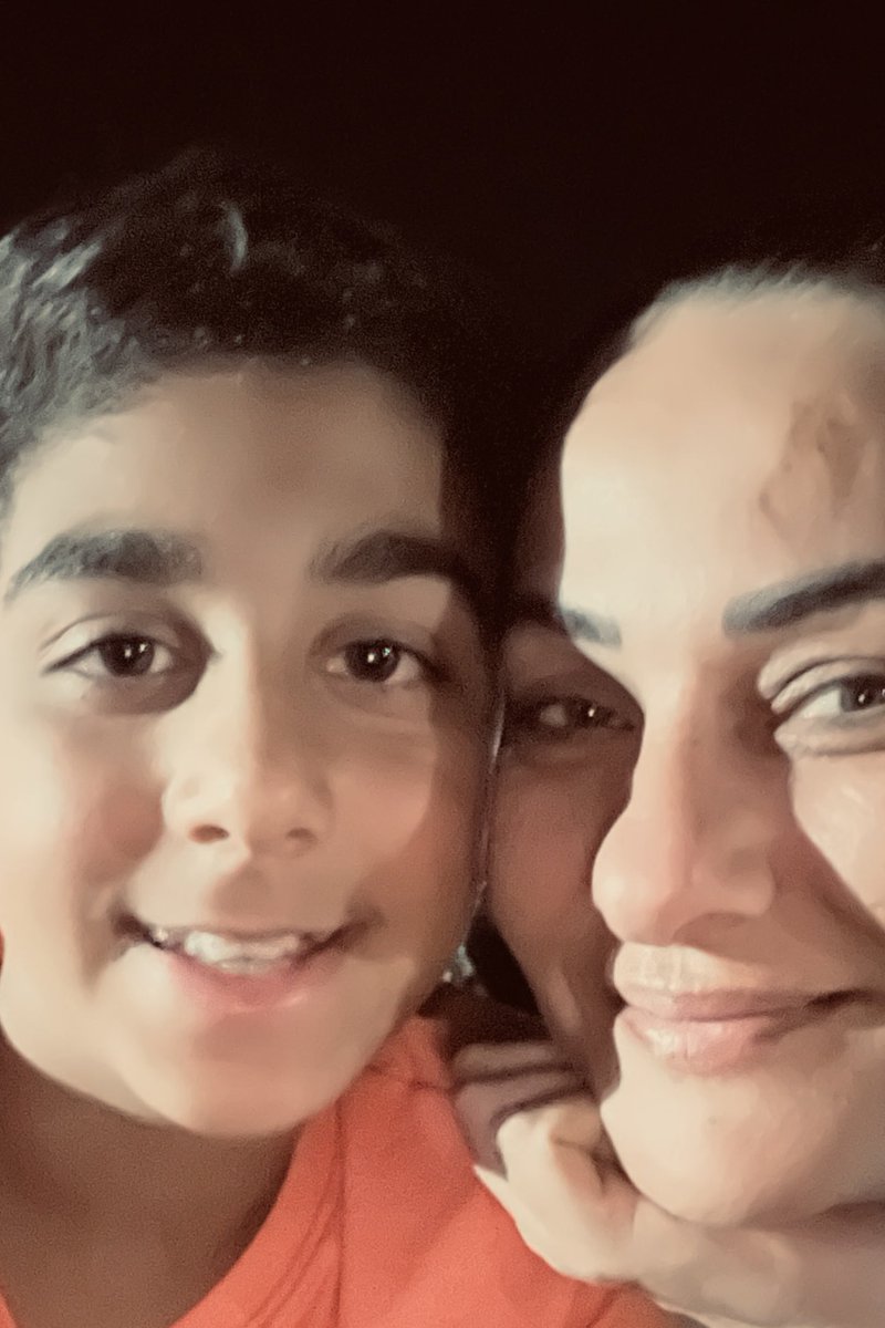 Güzel çocuğum benim,
Yıllarca sen üşüme, rüzgarda durma, yağmurda ıslanma, ceketini giy, üşütme diye korudum sizi… Şimdi bu havalarda toprağın altında yağmurun, soğuğun fırtınanın içinde kaldık! 
Pis katiller eksiğini fazlasını yaşamayın siz ölmeyin sürünün! Bize