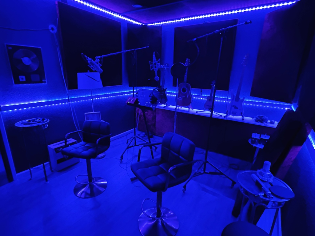 The "live room" @marshmellowskiesstudio is looking great! 🎤
@damascusroadprods