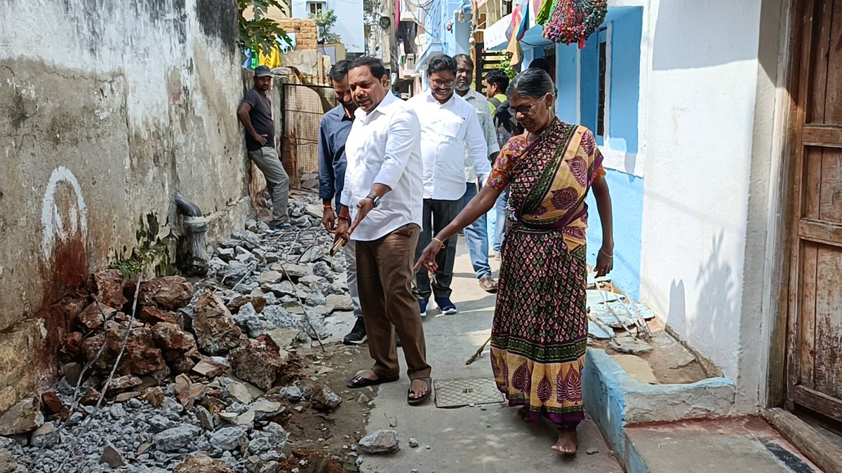 PravveenB's tweet photo. చిల్కానగర్ డివిజన్ లో బీరప్పగడ్డ లో ని 8 ఫీట్ల గల్లీ లో నూతన స్వ్వరేజ్ పైప్ లైన్ మరియు సి సి రోడ్డు పనులను వాటర్ వర్క్స్ మరియు GHMC అధికారులతో కలిసి పర్యవక్షించిన                         టీ ఆర్ ఎస్ పార్టీ రాష్ట నాయకులు బన్నాల ప్రవీణ్ ముదిరాజ్ @KTRBRS @GadwalvijayaTRS @DrGadariBRS https://t.co/UpUVMPpUpJ