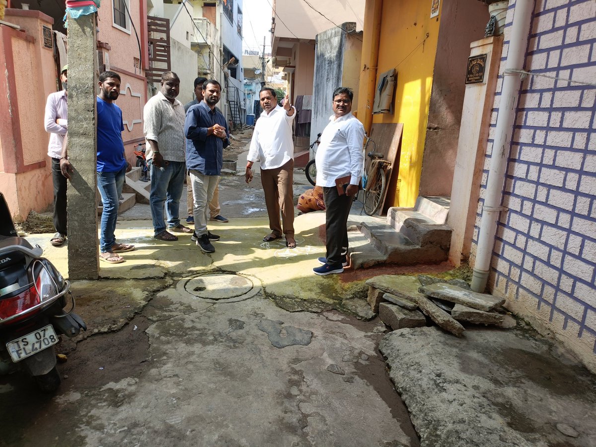 PravveenB's tweet photo. చిల్కానగర్ డివిజన్ లో బీరప్పగడ్డ లో ని 8 ఫీట్ల గల్లీ లో నూతన స్వ్వరేజ్ పైప్ లైన్ మరియు సి సి రోడ్డు పనులను వాటర్ వర్క్స్ మరియు GHMC అధికారులతో కలిసి పర్యవక్షించిన                         టీ ఆర్ ఎస్ పార్టీ రాష్ట నాయకులు బన్నాల ప్రవీణ్ ముదిరాజ్ @KTRBRS @GadwalvijayaTRS @DrGadariBRS https://t.co/UpUVMPpUpJ