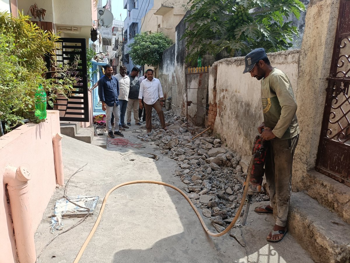 PravveenB's tweet photo. చిల్కానగర్ డివిజన్ లో బీరప్పగడ్డ లో ని 8 ఫీట్ల గల్లీ లో నూతన స్వ్వరేజ్ పైప్ లైన్ మరియు సి సి రోడ్డు పనులను వాటర్ వర్క్స్ మరియు GHMC అధికారులతో కలిసి పర్యవక్షించిన                         టీ ఆర్ ఎస్ పార్టీ రాష్ట నాయకులు బన్నాల ప్రవీణ్ ముదిరాజ్ @KTRBRS @GadwalvijayaTRS @DrGadariBRS https://t.co/UpUVMPpUpJ