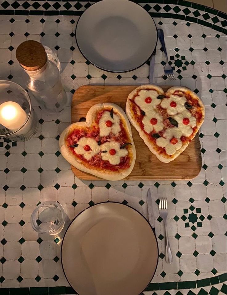 i3Moment's tweet photo. Pizza date https://t.co/Nyw2nYzLkO