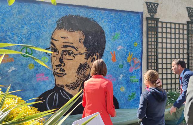 MARJORIEBRASSE's tweet photo. Comme Grand-Fort-Philippe le 01/06/22 qui a inauguré le jardin Samuel Paty dans lequel une fresque a été réalisée par les élèves.
Il est urgent d’être libres d’enseigner, nécessaire de transmettre et vital de se souvenir.
@sony_clinquart @davidlisnard @villecannes @BFMTV https://t.co/oXNZ64lomU