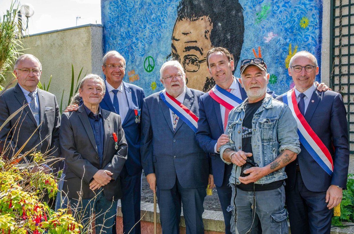MARJORIEBRASSE's tweet photo. Comme Grand-Fort-Philippe le 01/06/22 qui a inauguré le jardin Samuel Paty dans lequel une fresque a été réalisée par les élèves.
Il est urgent d’être libres d’enseigner, nécessaire de transmettre et vital de se souvenir.
@sony_clinquart @davidlisnard @villecannes @BFMTV https://t.co/oXNZ64lomU
