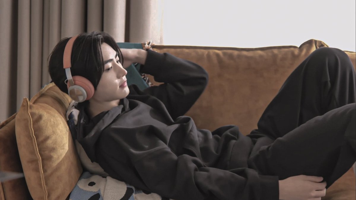 archiveofhoon's tweet photo. #sunghoon looks so cozy 🥺 https://t.co/1VxRhIB0mN