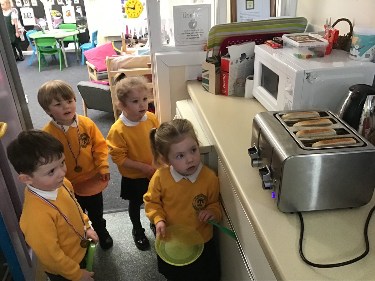 EYFSSJV's tweet photo. We enjoyed making polar bear toast. We looked at the changes that took place when the bread was toasted.  It tasted delicious too! 🐻‍❄️😋❤️ #SJVScience https://t.co/5tGc3vBh9b