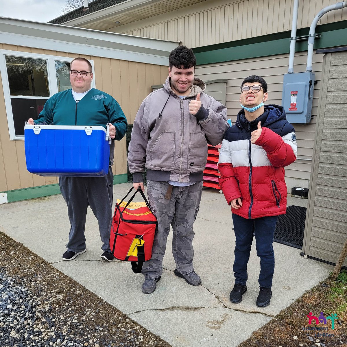 ArchwayPrograms's tweet image. The Advanced Abilities Day Program (AADP) participants flexed their volunteer muscles as they set out to bring smiles and hot meals to community members. They helped deliver hot, nutritious meals to community members with a dose of cheer and a smile.  🍽
#AADP  #MealsOnWheels
