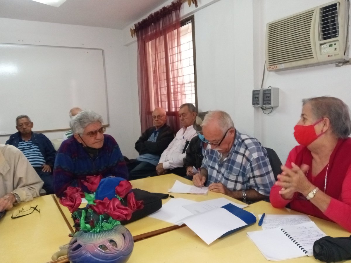 Odalitacb's tweet photo. #BalancePCC en #HolguinSi la militancia del zonal 130 debate sobre el quehacer del núcleo en la comunidad.
#GenteQueSuman https://t.co/TwwrZg00Cy