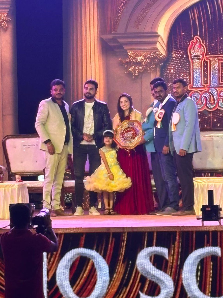 me_petrichor's tweet photo. ನಮ್ಮ ಸೀತಾ, ರಾಮ ಮತ್ತು ಸಿಹಿ 😍❤️
Cuties 🥰
All credits to my fnd who sent my girl pics 😇
Feeling lil bad for him who couldn't take pics with Vaish in that crowd!
#VaishnaviGowda #SeethaRaama #GaganChinnappa #RithuSingh #ChiefGuests https://t.co/oT3UlWnhTs
