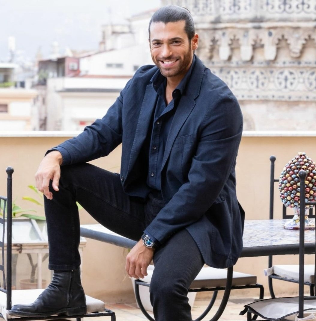 Ele sempre sabe servir o almoço né!

Ele sabe que essa hora, aqui no Brasil, estamos assim, salivando de fome e de saudade dele!

Ele sabe!

#CanYaman
#ViolaComeIlMare2