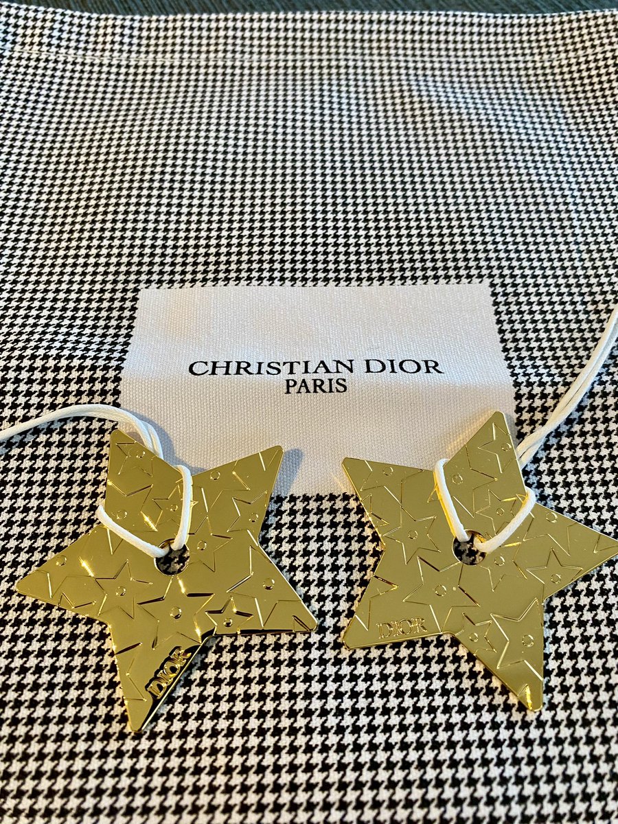 cookiegigan's tweet photo. I received these 2 beautiful Dior gifts when I was in Florida. The 1st one is a Dior Ceramic paperweight. So nice and with it I got 2 special Dior metal stars with stars on it. Both were VIP gifts. #dior #vipgifts https://t.co/wcatSP5RaS
