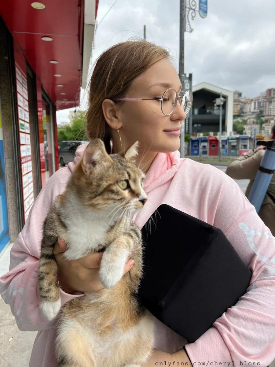 Cheryl_Bloss_'s tweet photo. Are you a dog person or cat person?🤍 https://t.co/PNqA9HcY7V
