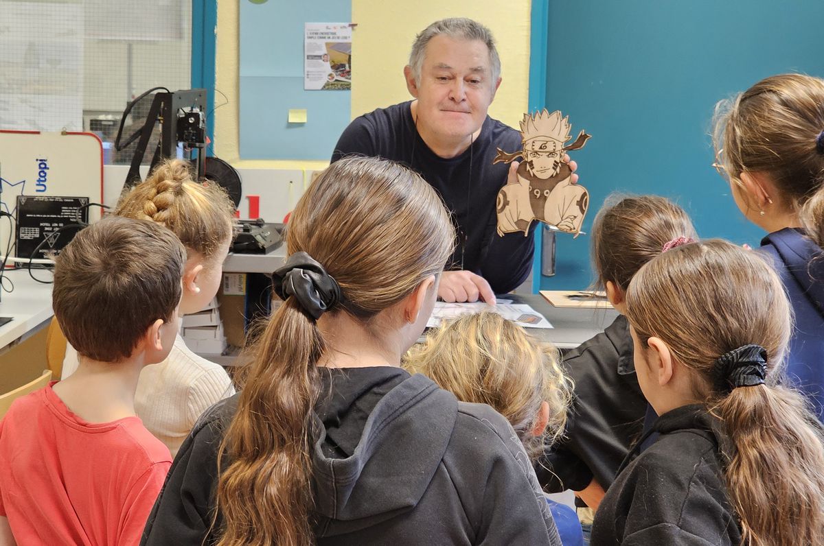 framboise314's tweet photo. Aujourd'hui le #FabLabUtopi accueillait à l' @iutlecreusot deux groupes de l'école de Gourdon 71. Au programme les activités du #FabLab, des jeux:casse-têtes +course de LEDs, modélisation 3D de porte clés #3DBuilder. Animation assurée par Carole, Rémi, Christian et François. https://t.co/EC4RKrH5oU