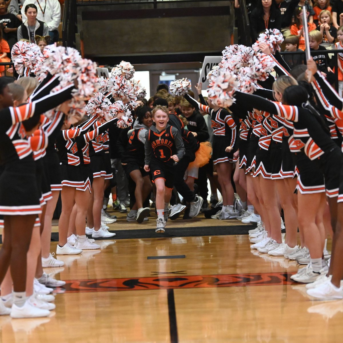 Ensworth's tweet photo. Cheering us on through the season! 📣 These Tigers keep us smiling and our spirits high through everything.
.
#ensworth #joyinlearning #getloud #woo #cheer https://t.co/5mDBeash5e