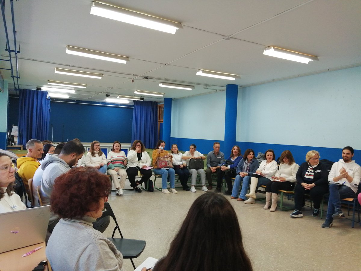 CEPdeSevilla330's tweet photo. De las visitas a centros para detectar necesidades formativas, surgen cursos tan humanos como: "Trabajando hacia una mirada inclusiva en el CEIP Ignacio Sánchez Mejías".
Nos guía Lola Pérez en este trabajo cooperativo.

@CEPdeSevilla
@DGOIPyEE
@FormacProfAnd https://t.co/TDHTH14aPS