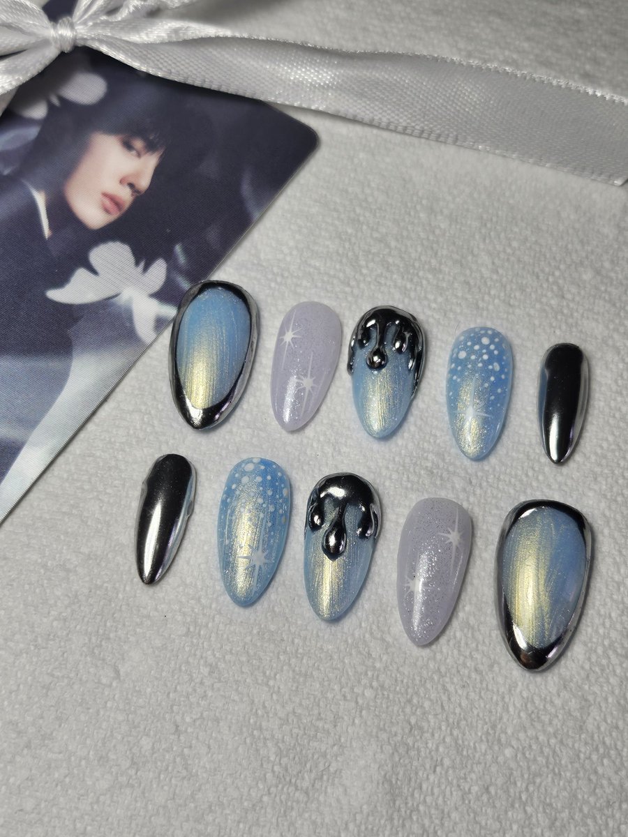 (thread, rt appréciés 🫶🏻🫶🏻) 
Coucou les petits potes !! Je vais épingler ce post imo, but it's time to le faire en bonne et due forme !!
Je suis nail artist (et kpop stan en témoigne ce compte) et je vous partage mon taff !!