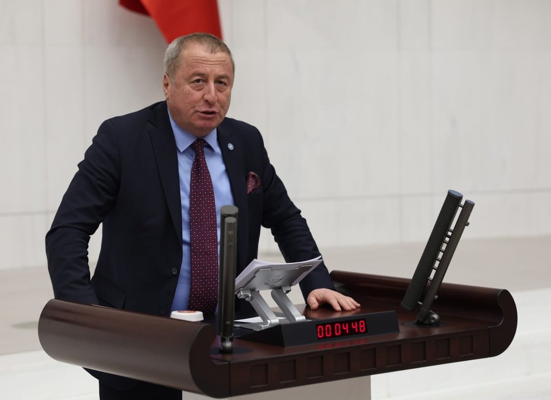 "Anayasayı çiğnemeyin" dedik, çiğnediniz.. "Hukuktan ayrılmayın, bir gün hepinize hukuk gerekecek" dedik dinlemediniz…..
"Anayasa'nın 11.Maddesi  TBMM'yi de bağlar" dedik, kulaklarınızı tıkadınız..

Anayasa’nın 153. maddesi "Anayasa Mahkemesinin kararları kesindir" diye bas bas