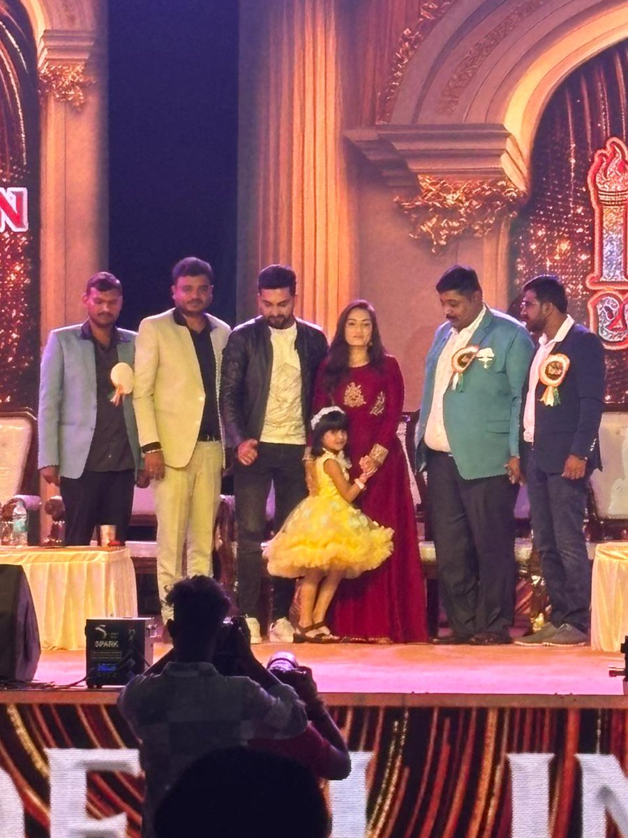 me_petrichor's tweet photo. ನಮ್ಮ ಸೀತಾ, ರಾಮ ಮತ್ತು ಸಿಹಿ 😍❤️
Cuties 🥰
All credits to my fnd who sent my girl pics 😇
Feeling lil bad for him who couldn't take pics with Vaish in that crowd!
#VaishnaviGowda #SeethaRaama #GaganChinnappa #RithuSingh #ChiefGuests https://t.co/oT3UlWnhTs