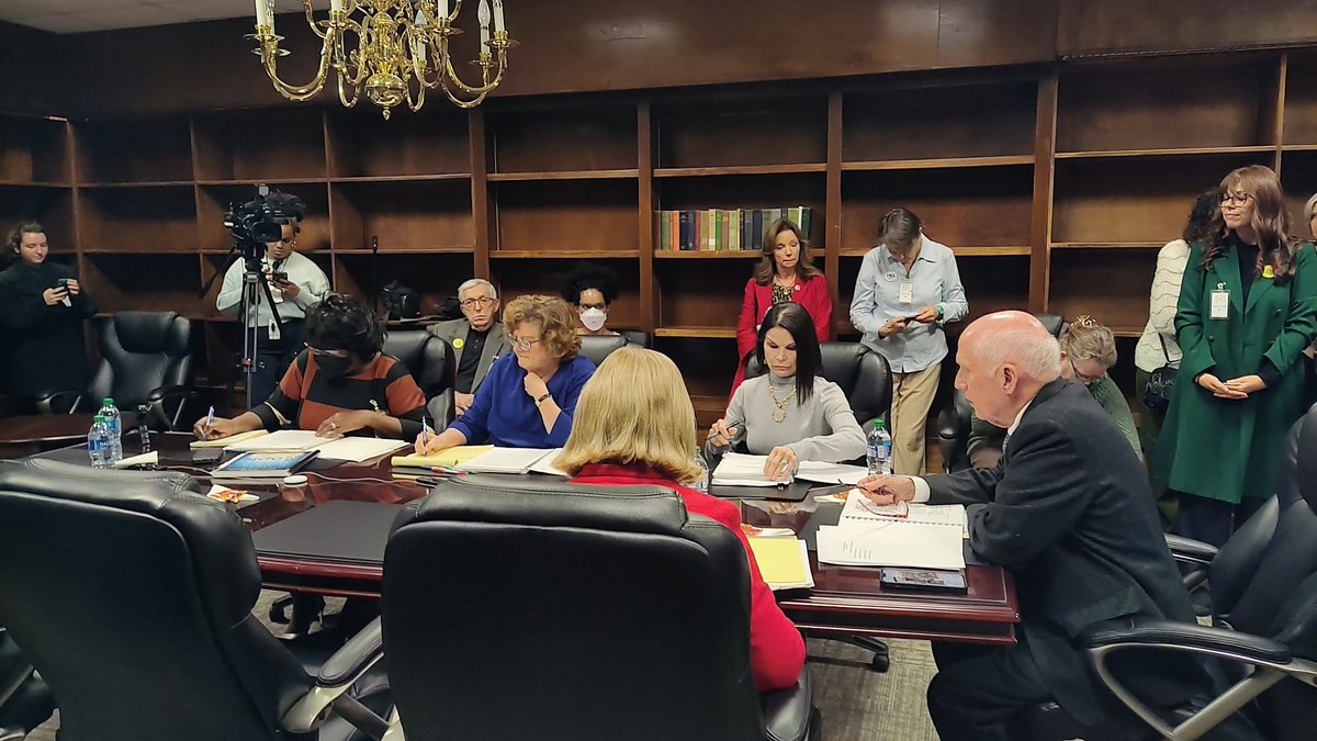 At the Alabama Public Library Service Board meeting in Montgomery. There are about 30 people here, most of whom are wearing "Stop Book Bans" stickers. 🧵