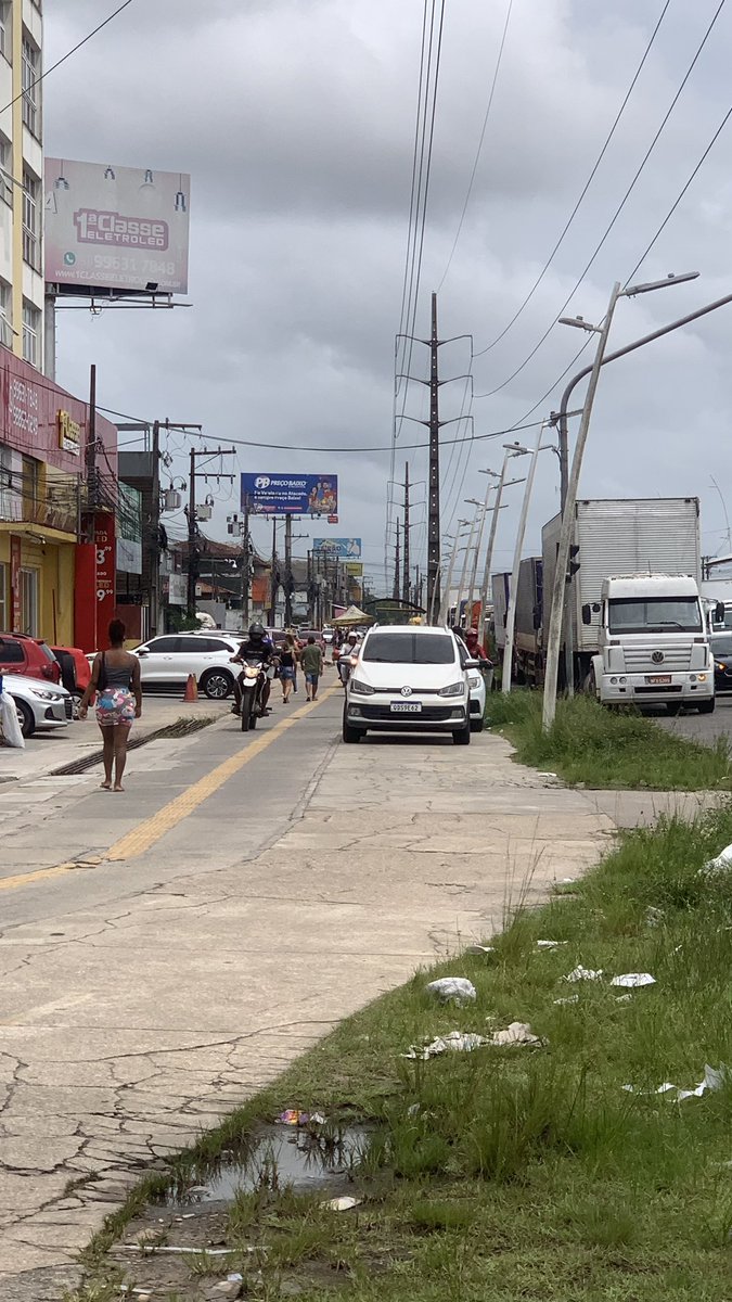 Olha aí @SeMOB_Bel. Calçada virou estacionamento. Augusto Montenegro, em frente Estação BRT Tapanã.