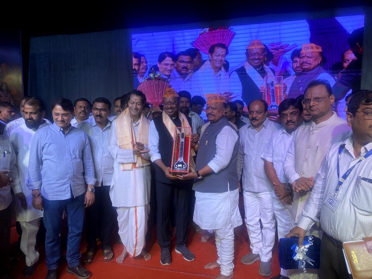 SangramD_BJP's tweet photo. मिरज येथे महाराष्ट्र इमारत व बांधकाम कामगार कल्याणकारी मंडळाच्या पुस्तिकेचे प्रकाशन भारतीय जनता पार्टीचे प्रदेशाध्यक्ष मा.श्री. चंद्रशेखरजी बावनकुळे यांच्या शुभहस्ते करण्यात आले. https://t.co/KaC5MZBPLm