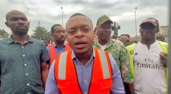 pepele_news's tweet photo. 🔴 INFO EN TEMPS RÉEL | (1). #KINSHASA | Sur instruction du gouverneur a.i de la ville de Kinshasa, Gecoco #Mulumba que, le bourgmestre de la commune de Kasa-Vubu, Phinnées #Massombo a lancé, ce mardi 30 janvier les travaux d’aménagement et d’assainissement du rond-point Gambela. (2). #POLITIQUE | Divergence entre deux cadres de l’Union Sacrée, Vital #Kamerhe et Jean-Pierre #Bemba juste après la création de la plate-forme PCR. #RDC @pepele_news