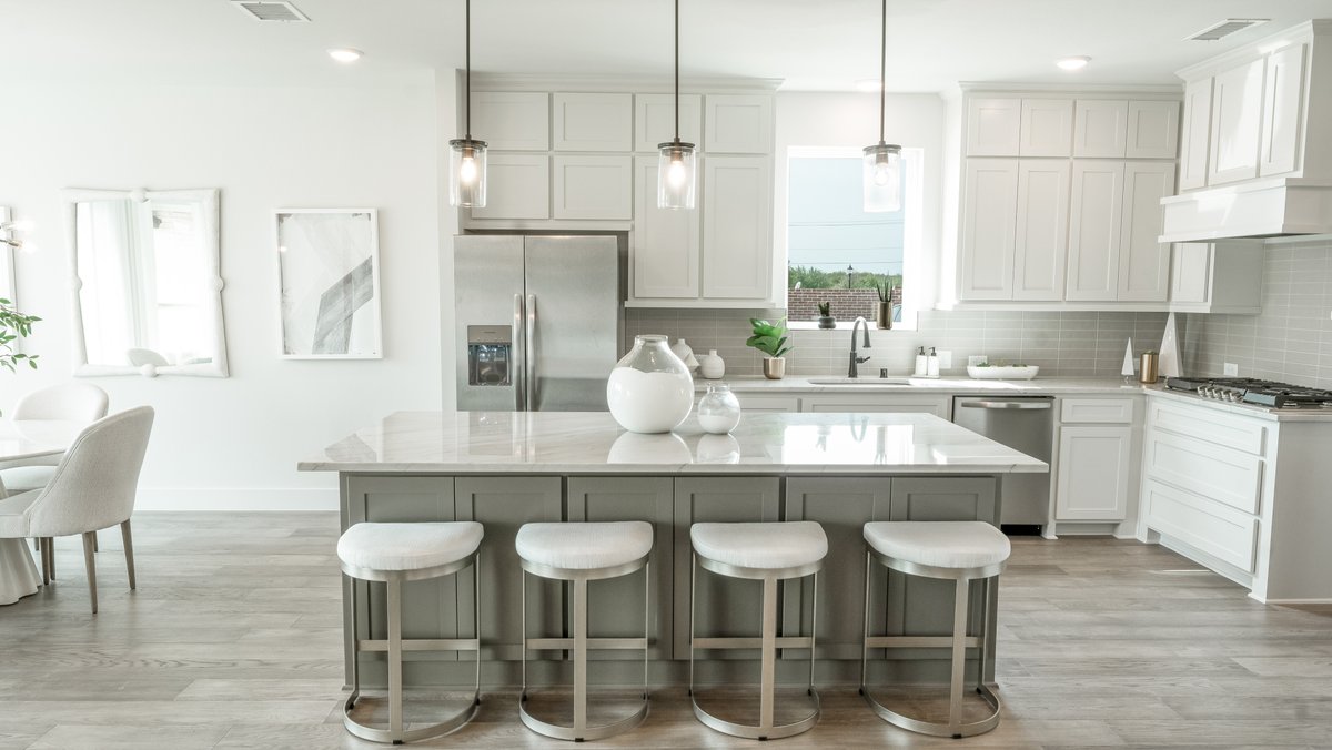 RealFirstTexas's tweet image. 🌟#TrendingTuesday: Elevate UR Kitchen with First Texas Homes!🏡✨Whether transitional style, airy spaces, oversized islands, techy appliances, or stunning backsplashes, we've got U covered. Turn a house into a welcoming home.💬👩‍🍳Explore w/ us! #DreamKitchen #HomeSweetHome🌟
