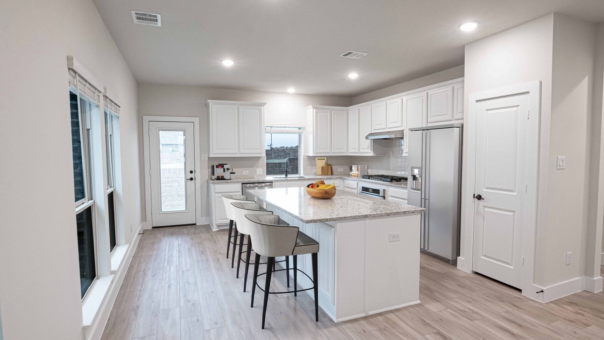 RealFirstTexas's tweet image. 🌟#TrendingTuesday: Elevate UR Kitchen with First Texas Homes!🏡✨Whether transitional style, airy spaces, oversized islands, techy appliances, or stunning backsplashes, we've got U covered. Turn a house into a welcoming home.💬👩‍🍳Explore w/ us! #DreamKitchen #HomeSweetHome🌟