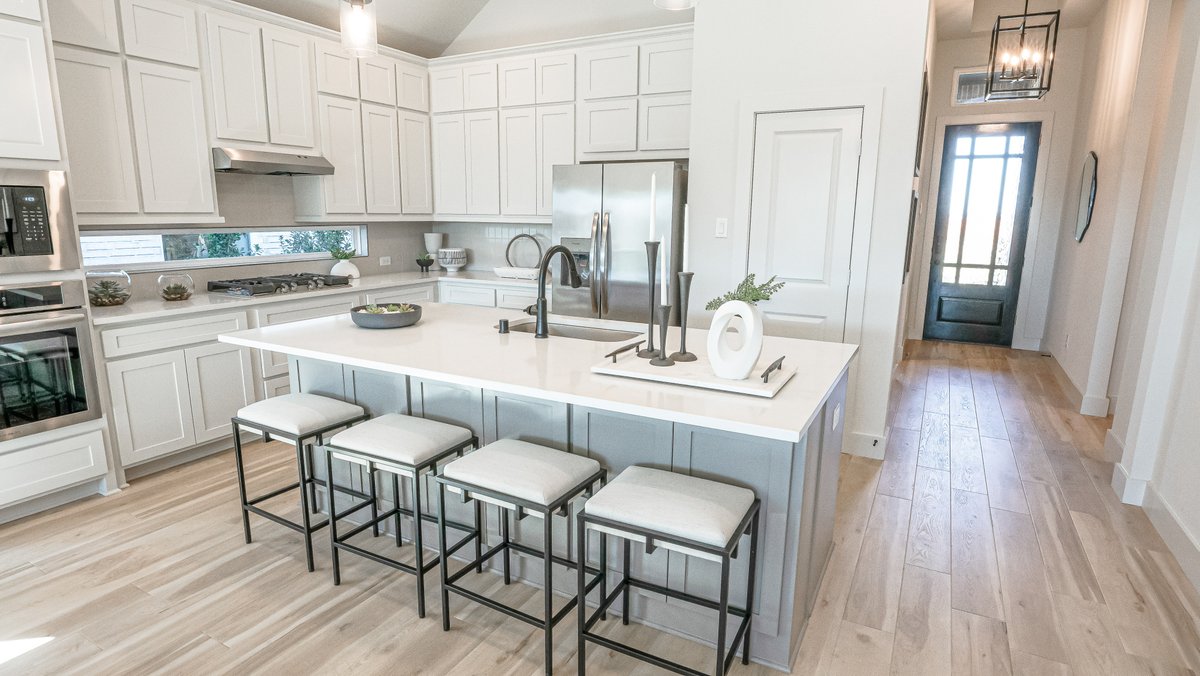 RealFirstTexas's tweet image. 🌟#TrendingTuesday: Elevate UR Kitchen with First Texas Homes!🏡✨Whether transitional style, airy spaces, oversized islands, techy appliances, or stunning backsplashes, we've got U covered. Turn a house into a welcoming home.💬👩‍🍳Explore w/ us! #DreamKitchen #HomeSweetHome🌟