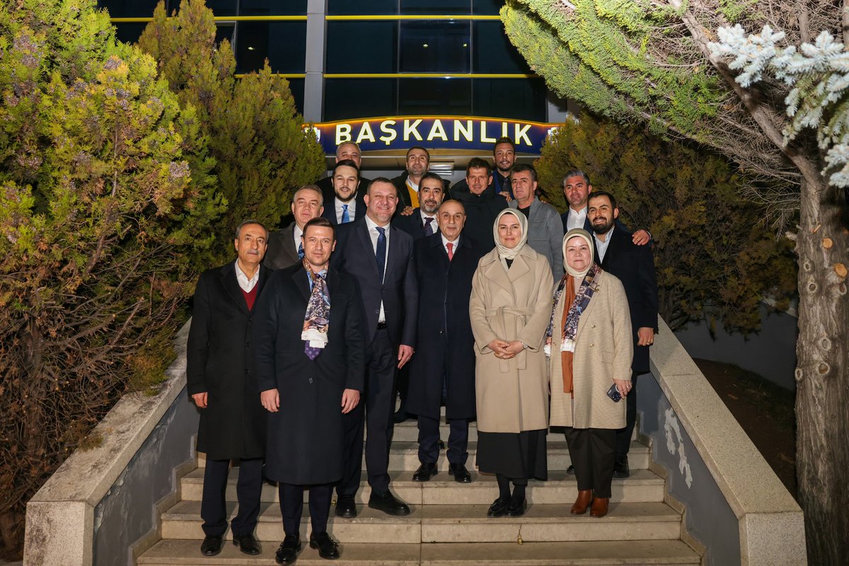 Ankaragücü…
Bir takımdan öte…
Asırlık Çınar…
Şehrimizin takımı…
Tutkulu ve ateşli taraftarlarıyla Başkentimizin gururu…

Gururluyuz, Güçlüyüz
Ankaragüçlüyüz

Misafirperverliklerinden dolayı klüp başkanımız İsmail Mert Fırat değerli yönetim kurulu üyelerine ve teknik