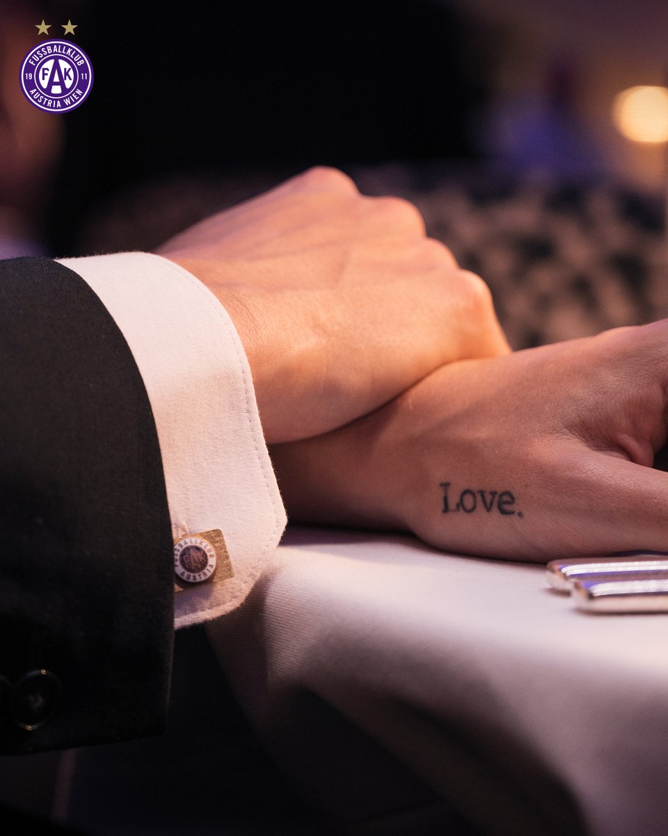 Johannes Handl. Austrianer. 𝗔𝘂𝘀 𝗨̈𝗯𝗲𝗿𝘇𝗲𝘂𝗴𝘂𝗻𝗴. 🌟💜
Ausgestattet mit Manschettenknöpfen von Mister Austria Norbert Lopper höchstpersönlich. Lopper bekam sie in den 1970er Jahren als Jubiläumsgeschenk überreicht 😇

#faklive
📸 <a href="/MrShaked/">Daniel Shaked</a>