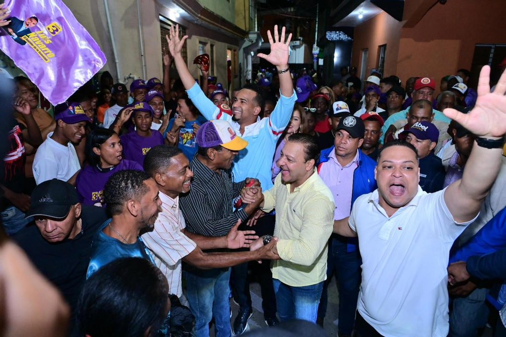 Gonzalo2028RD's tweet photo. ¡El pueblo está loco con @AbelMartinezD !
#AbelPresidente
#SEAbel https://t.co/LxEkaUyjp0