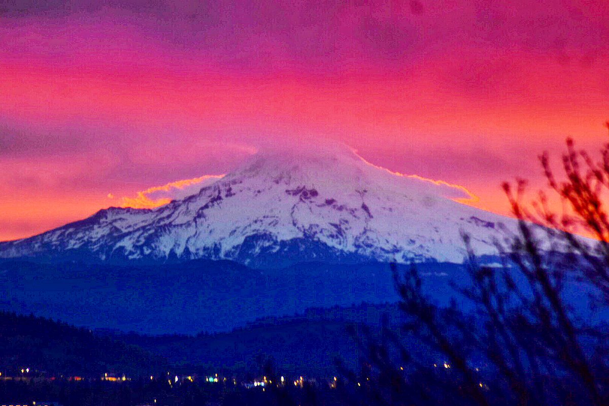 MikeKATU's tweet photo. ANOTHER ONE… second consecutive day of gorgeous sunrises. This was cool as it was raining when I shot it. So moody! Have a safe day out there and be good! #LiveOnK2 #sunrise #mthood #omht #Portland #tuesdayvibe https://t.co/HySLRu6KxY