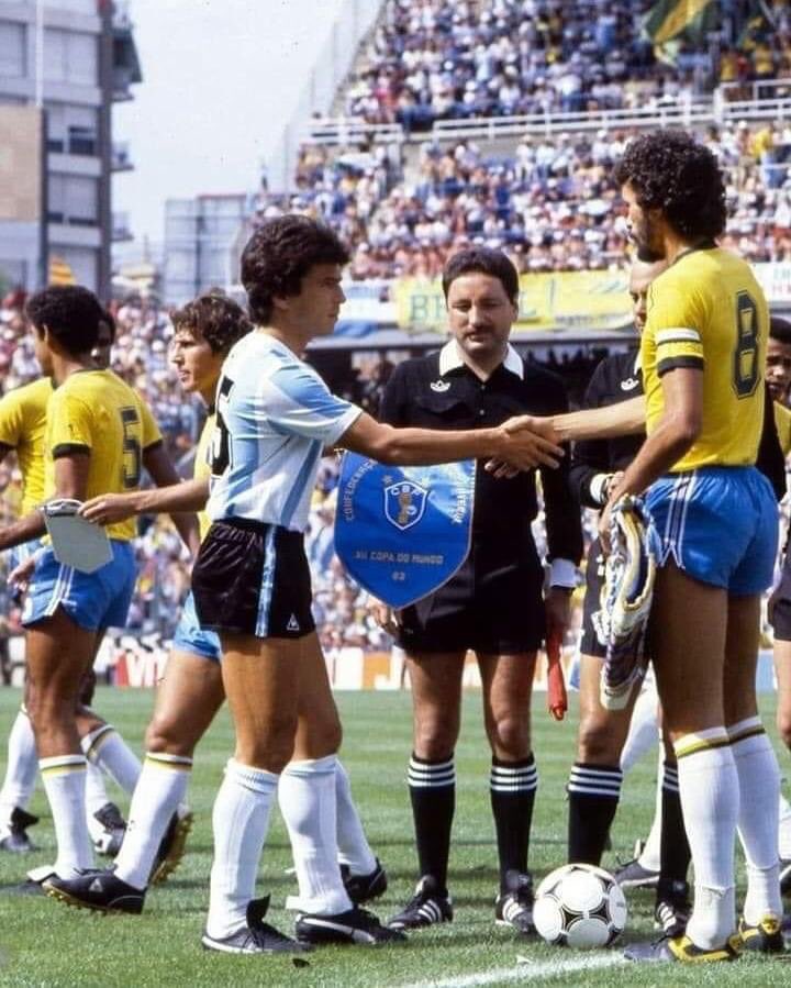 futebol__brazil's tweet photo. #Argentina 🇦🇷 #Brazil🇧🇷 #WorldCup 1982🇪🇸#Spain
#DanielPassarella #Sócrates https://t.co/HohFFi4zXh