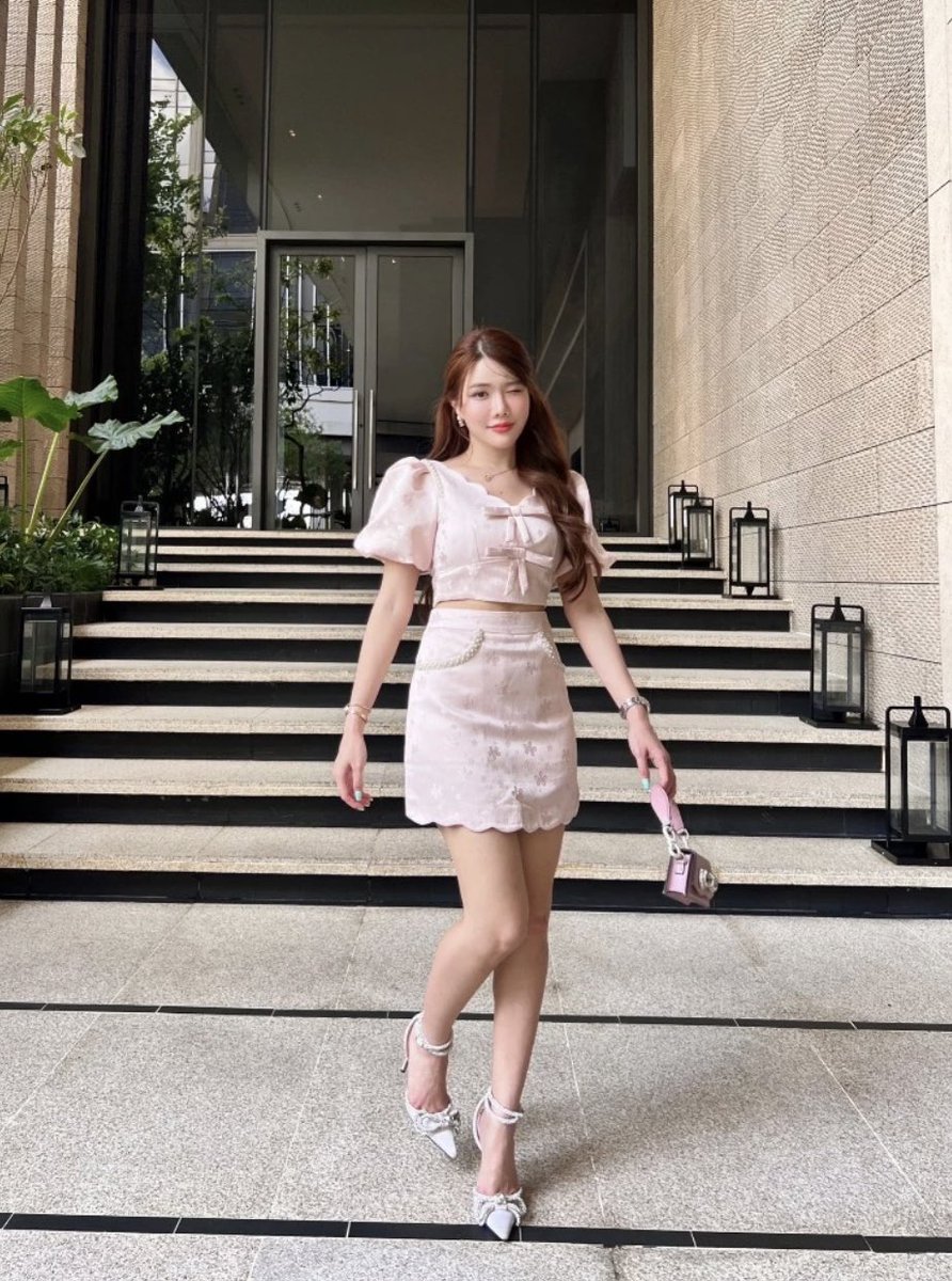 Chompooreview's tweet photo. #ป้ายยา สาวตัวเล็กๆ สไตล์น่ารักๆ มาทางนี้เลยยย
ลุคนี้น่ารัก+หวานอมเปรี้ยวมากๆ 
เหมาะกับคนตัวเล็ก
เป็นเซตเสื้อแขนตุ๊กตา(มีซับ) +กระโปรง(มีซับในกางเกง)
เป็นงานซิปน้า ดีงามมากแนะนำเลยยย

#แฟชั่นสาวตัวเล็ก #ชุดเซ็ต #ชุดเที่ยวคาเฟ่
#เสื้อผ้าผู้หญิง 

พิกัด https://t.co/aAIu2fMo4v https://t.co/0uAYU8FLfn