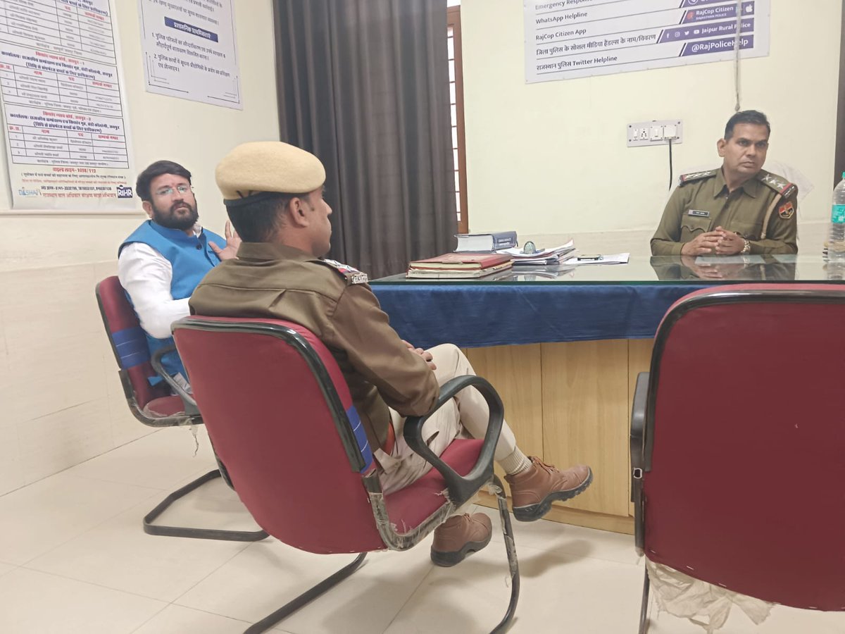 TheUpenYadav's tweet photo. शाहपुरा क्षेत्र में नशे के कारोबार पर रोक लगाने, ट्रैफिक व्यवस्था में सुधार,वाहन चोरी समेत अन्य अपराधो पर अंकुश लगाने तथा फरियादियों की तुरंत सुनवाई समेत अन्य मुद्दों को लेकर आज शाहपुरा थाना प्रभारी व अन्य पुलिसकर्मियों के साथ चर्चा की l
थाना प्रभारी ने व्यवस्थाओं में सुधार की बात कही है। उम्मीद है कि पुलिस आमजन में विश्वास व अपराधियो में भय वाले स्लोगन को चरितार्थ कर आमजन को राहत पहुंचाने का काम करेगी।
यदि किसी पुलिसकर्मी द्वारा कोई लापरवाही बरती जाती है तो उसकी शिकायत सीएम साहब से की जाएगी l
 और शाहपुरा में किसी भी अधिकारी की लापरवाही बर्दाश्त नहीं की जाएगी l
@RajCMO