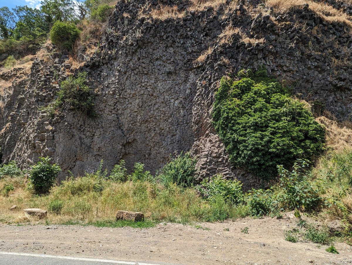 VogelsbergWiki's tweet image. Man kann darüber diskutieren, ob die Amöneburg noch zur Vulkanregion Vogelsberg gehört oder nicht. Eindeutig ist aber, dass die Ostwand ein beeindruckendes Geotop ist! 🪨

Mehr zum Objekt: vogelsberg.wiki/ostwand-amoene…

#Vogelsberg #Amöneburg #Geotop #Vulkan #Basalt #Geopark