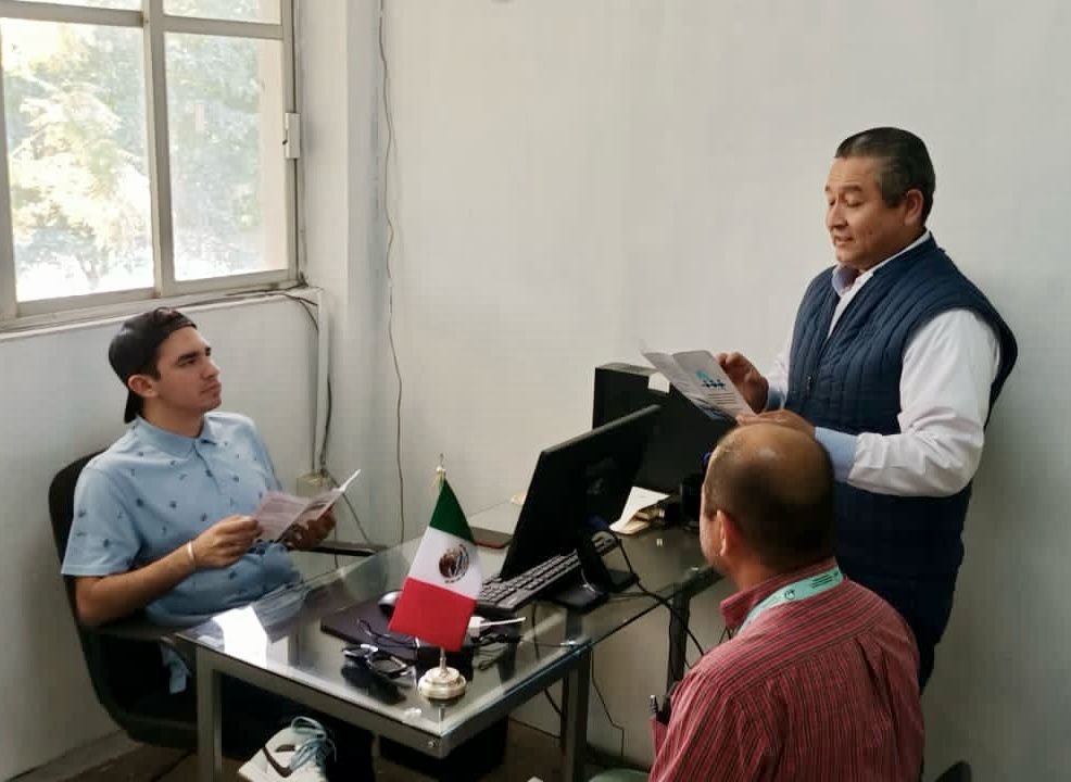 InstitutodePro's tweet photo. Personal de la Coord. Gral. de Capacitación del #IPPPDDHyP, mantuvo acercamiento con el #periodista Juan Pablo Ayón García, en las instalaciones del Instituto Municipal de la Juventud, en el Municipio de #Navolato, asimismo, se le hizo entrega de material informativo. https://t.co/8HgnS44O4U