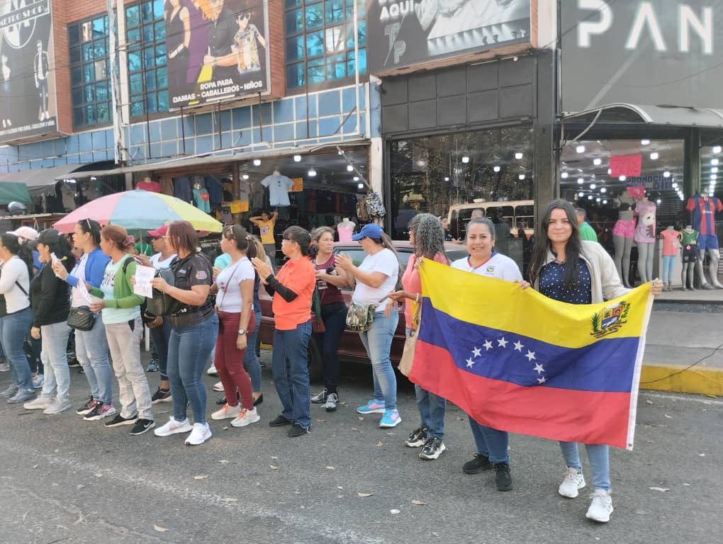 FundehullanVzla's tweet photo. |AHORA|
#Barinas #30Ener gremio de educación ejerce el derecho a la manifestación pacífica Art 68 CRBV en la plaza del estudiante, exigiendo la liberación inmediata del sindicalista Presidente de Fenatev Victor Venegas.
Monitor @FundehullanVzla https://t.co/0XjgviN7hO