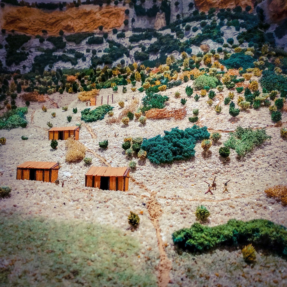 MuseedeDie's tweet photo. Avez-vous déjà entendu la phrase “Il n’y a rien ici, à peine trois maisons qui se battent en duel” ? Maintenant, vous allez la voir. Voici le #village des Gandus,  datant de l’Âge du Bronze. Il regroupait trois maisons installées sur des terrassements artificiels. #maquette https://t.co/8kbfaDoHW5