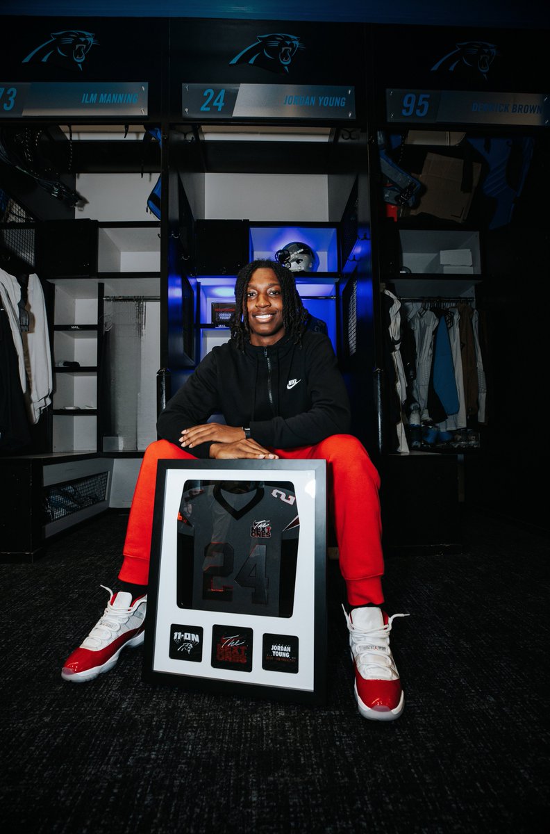 This past Friday, with help from Nike Youth Football Captain, Derrick Brown, we presented Jordan Young from Monroe High School with his invitation to Nike's The Next One's that will take place Super Bowl Weekend. Congrats, Jordan! 

Fox 46 - CSL📽️: shorturl.at/mwKN9