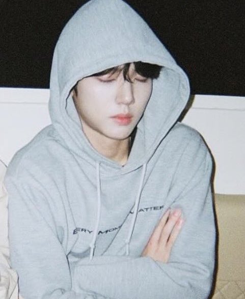 한유진 초등학생 때 입던 후드티를
아직까지 입고 다니는 거야????