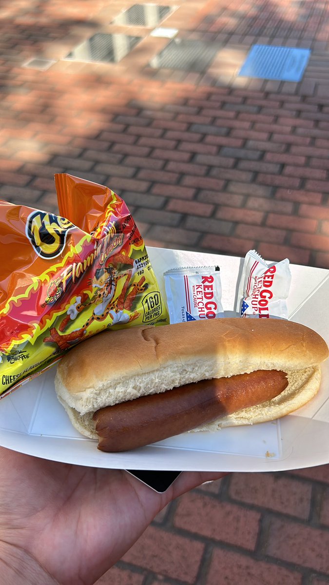 CapitolCravings's tweet photo. It is National Guard Appreciation Day! Great conversation, phenomenal live music, and hot dogs by the Historic Capitol (HOB side) https://t.co/lGOdiwRqXI
