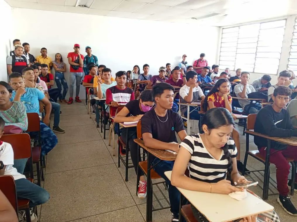 UPTBolivar's tweet photo. Los ambientes académicos Cedeño y Sifontes les dieron la bienvenida a los estudiantes de trayecto inicial que empezarán su formación académica en los diferentes Programas Nacionales de Formación. ¡Felicidades a los nuevos estudiantes!

@NicolasMaduro https://t.co/DSogbXL30g
