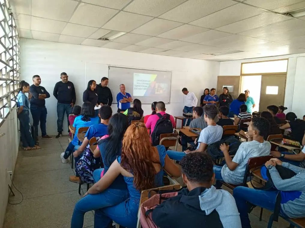 UPTBolivar's tweet photo. Los ambientes académicos Cedeño y Sifontes les dieron la bienvenida a los estudiantes de trayecto inicial que empezarán su formación académica en los diferentes Programas Nacionales de Formación. ¡Felicidades a los nuevos estudiantes!

@NicolasMaduro https://t.co/DSogbXL30g