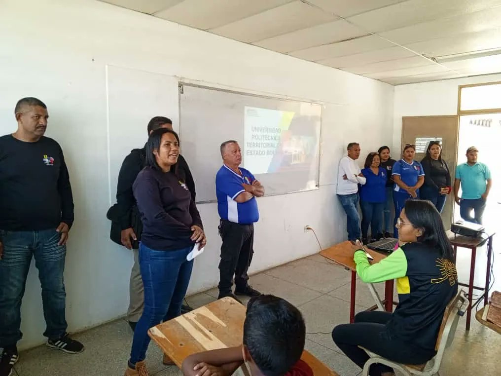 UPTBolivar's tweet photo. Los ambientes académicos Cedeño y Sifontes les dieron la bienvenida a los estudiantes de trayecto inicial que empezarán su formación académica en los diferentes Programas Nacionales de Formación. ¡Felicidades a los nuevos estudiantes!

@NicolasMaduro https://t.co/DSogbXL30g
